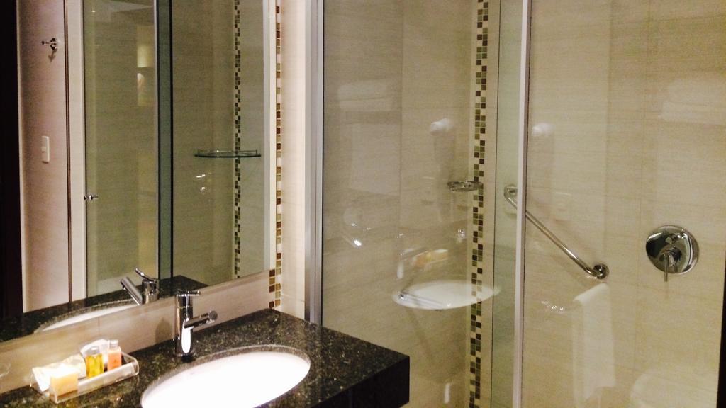 Carnaval Hotel Casino Encarnacion Phòng bức ảnh A shower door