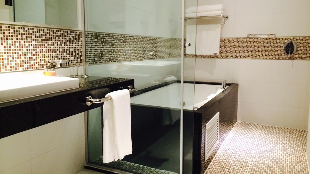 Carnaval Hotel Casino Encarnacion Phòng bức ảnh A bathroom in a hotel