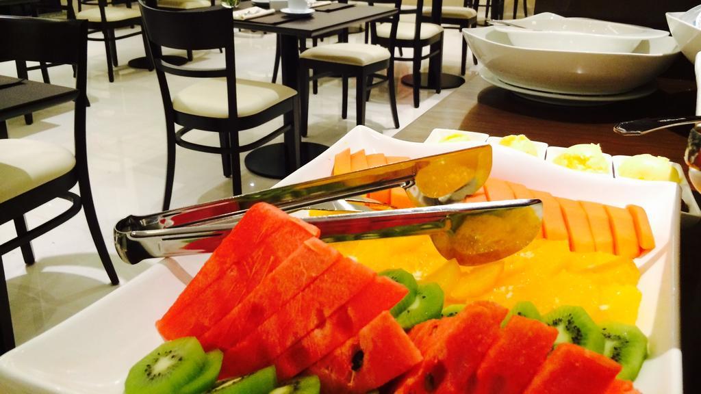 Carnaval Hotel Casino Encarnacion Ngoại thất bức ảnh A tong used to serve fruit