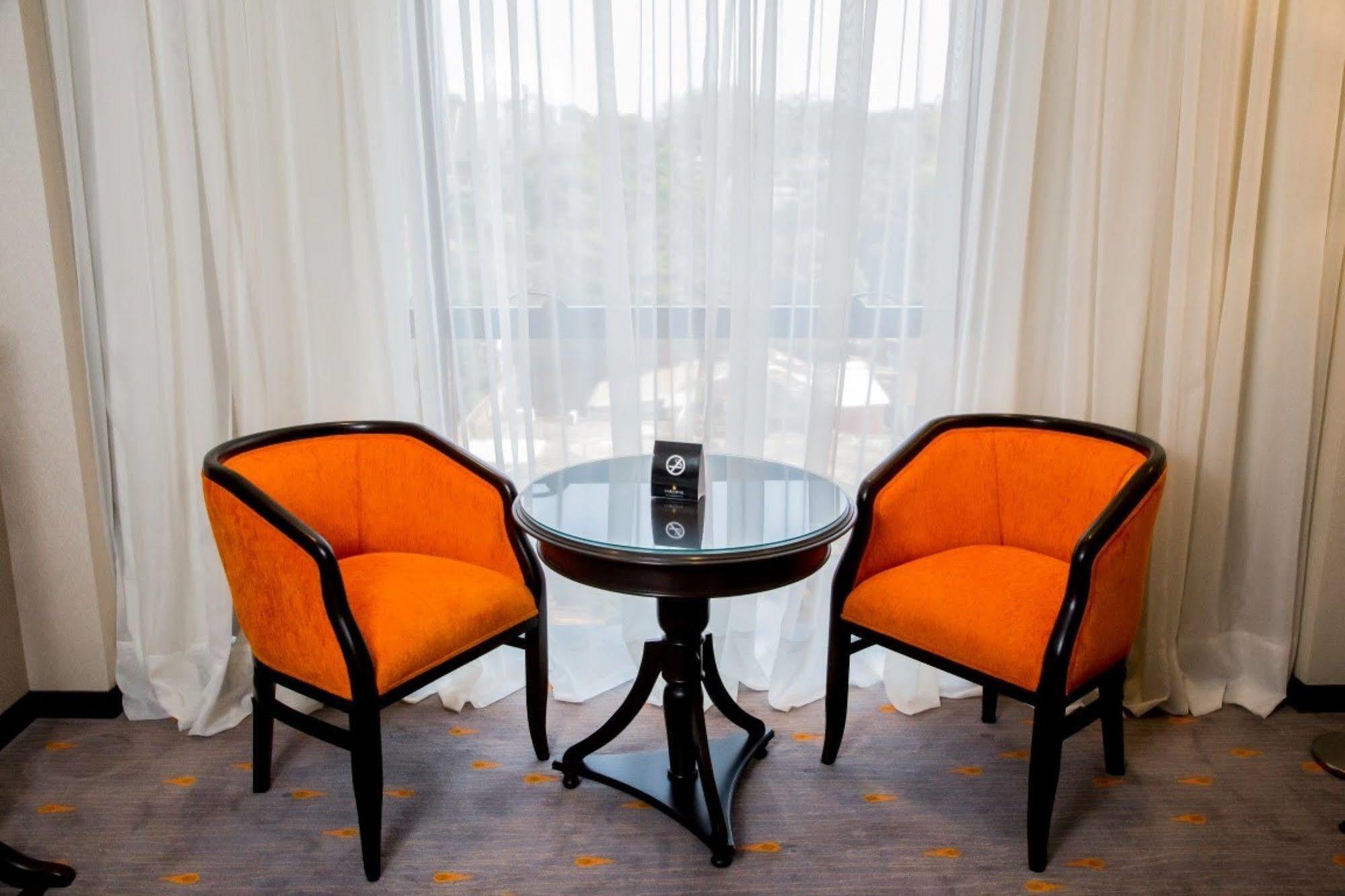 Carnaval Hotel Casino Encarnacion Ngoại thất bức ảnh A pair of club chairs