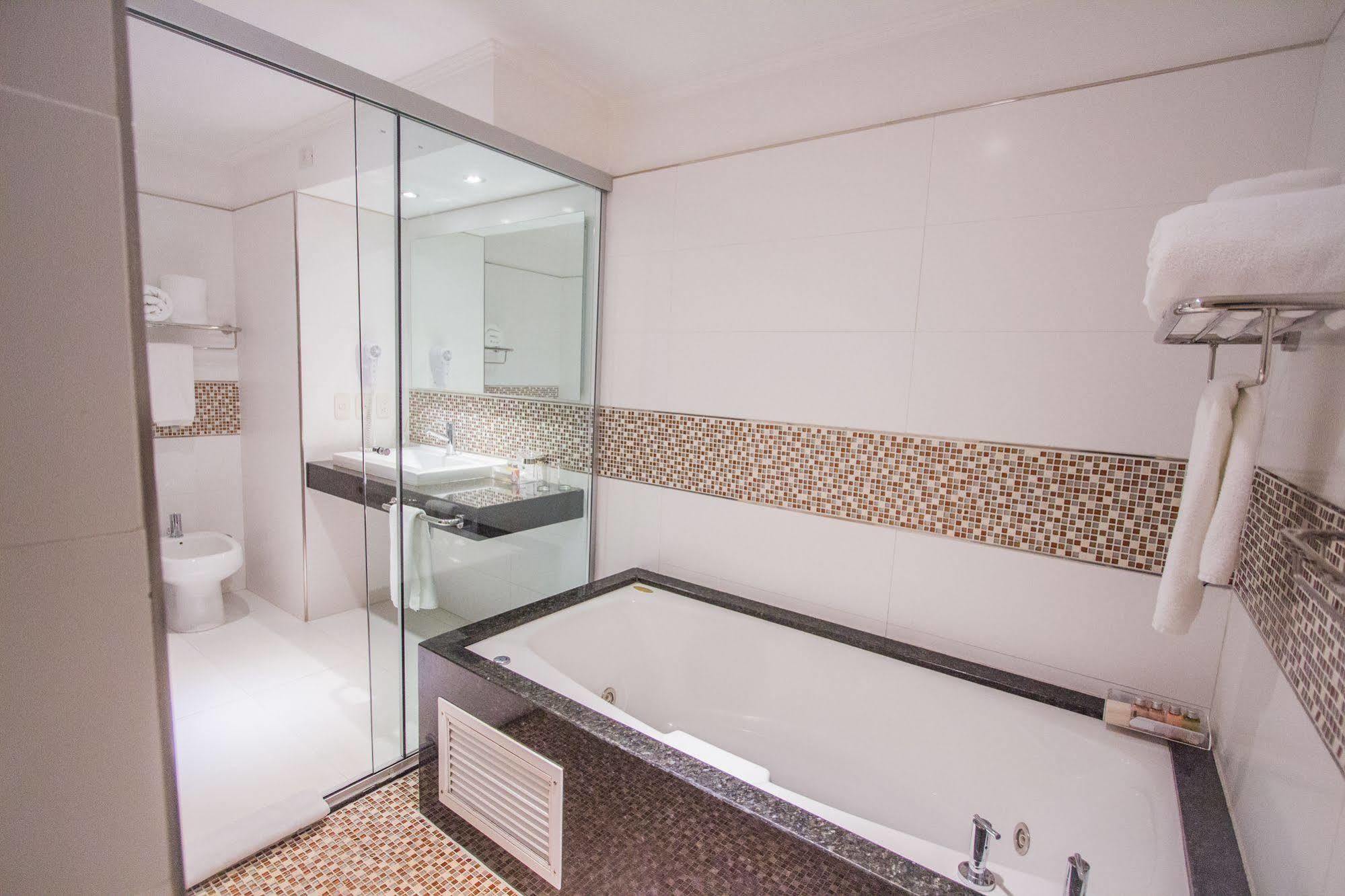 Carnaval Hotel Casino Encarnacion Ngoại thất bức ảnh A modern bathroom