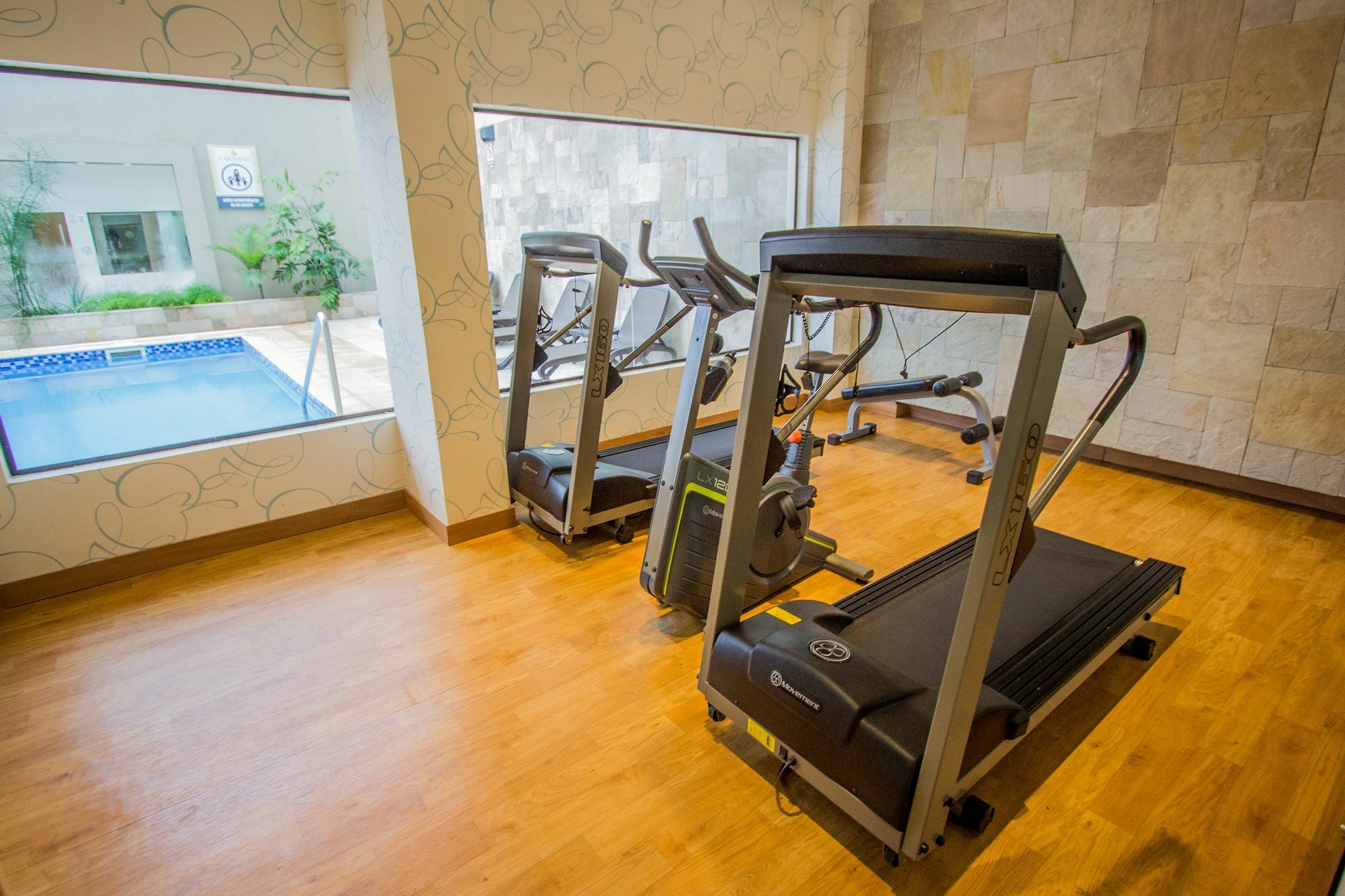 Carnaval Hotel Casino Encarnacion Ngoại thất bức ảnh Treadmills in a gym